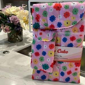 MOON CAKE DAISY QUILTED TECH CASE SET NWT